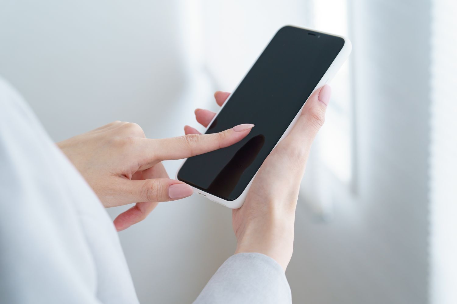 スマートフォンからペットシッターさいたまへ問い合わせる様子