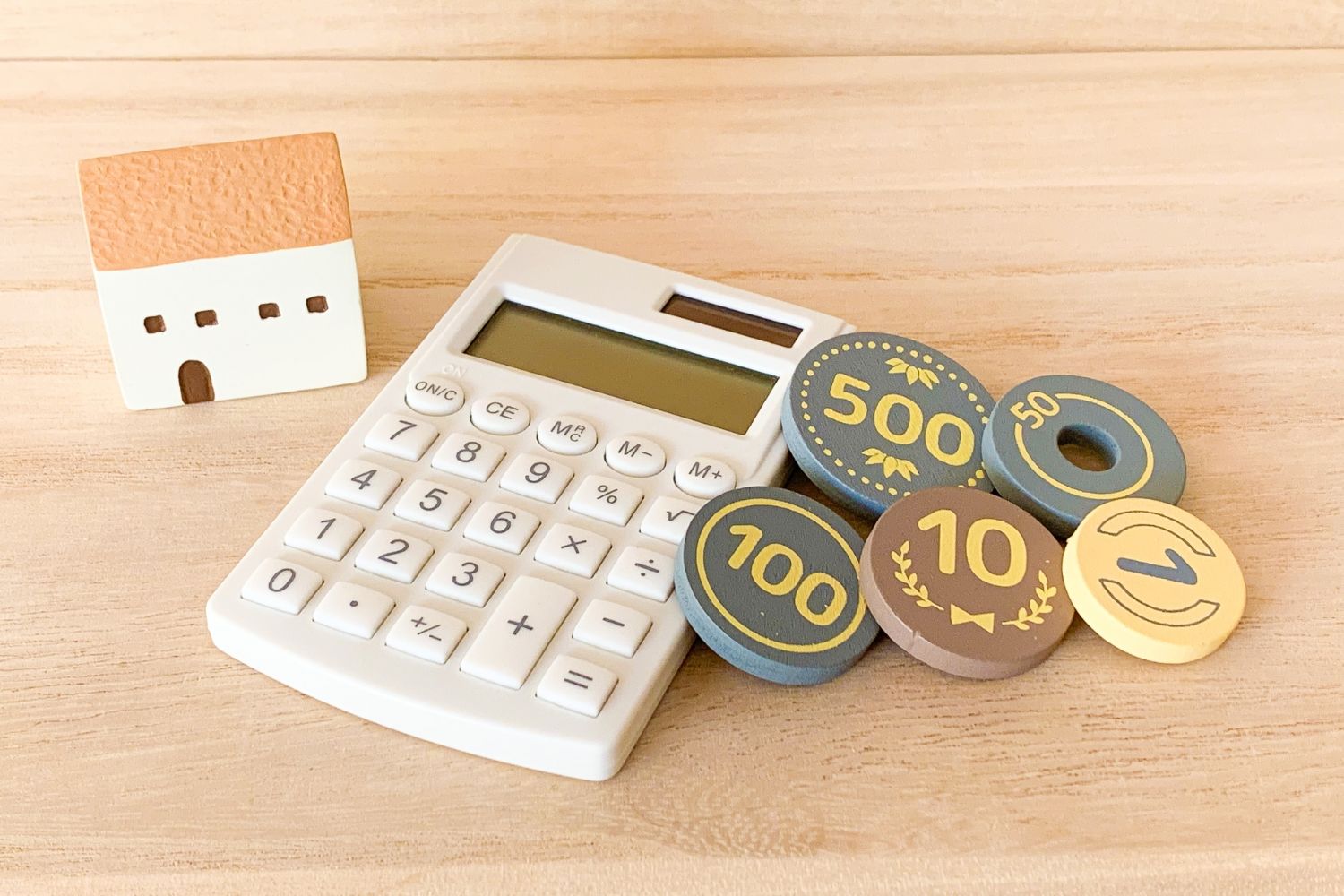 ペットシッター料金を示す電卓とコイン